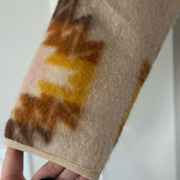 Faherty Doug Goodfeather Fleece Beige and Yellow Patterned Jacket Size Small - Picture 2 of 5